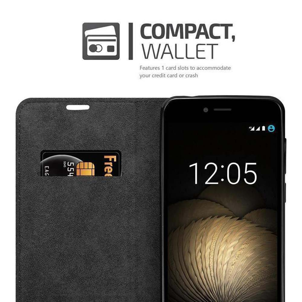 Una funda tipo cartera negra sostiene un teléfono que muestra las 12:05. Hay una tarjeta en la ranura.