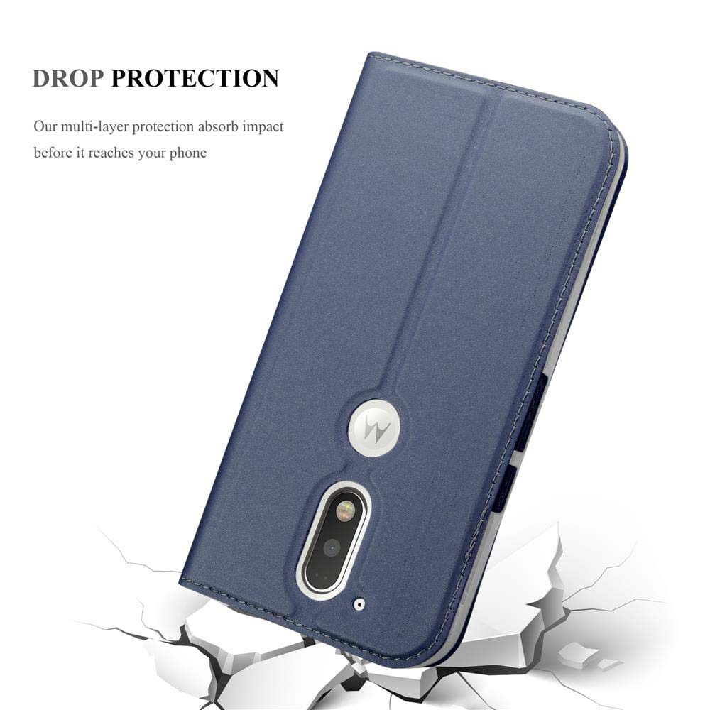 Funda de teléfono azul con logo de Motorola sobre suelo agrietado.