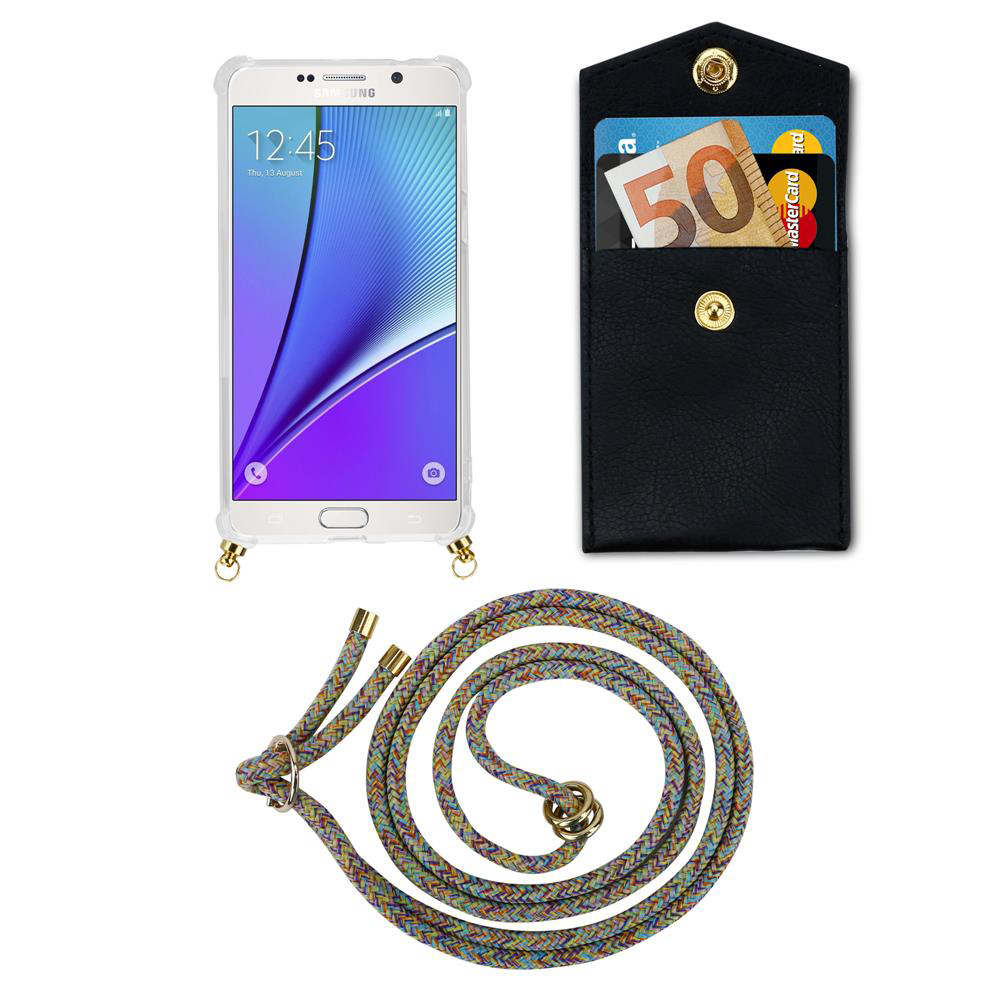 Uno smartphone in custodia, un portafoglio nero con carte e denaro, e un cordone colorato.