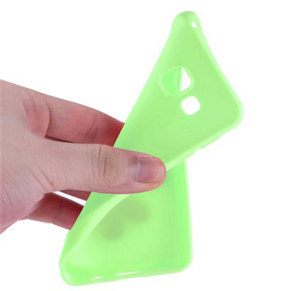 Una mano tiene una custodia per telefono flessibile, verde chiaro, con ritagli.