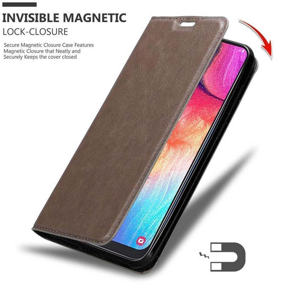 Braune Handyhülle mit magnetischem Verschluss, die sich öffnet.