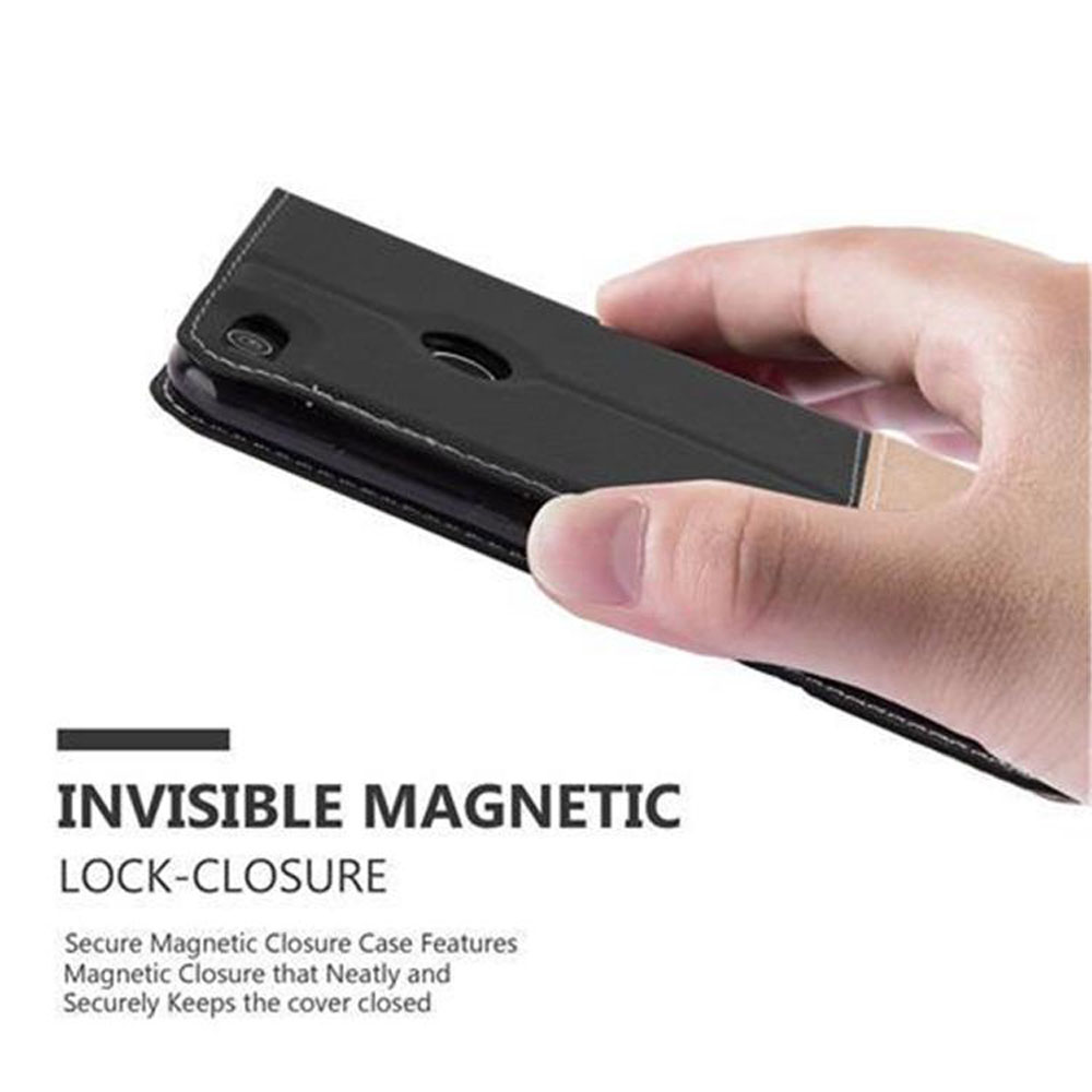 Hand hält schwarzes Handyhülle mit magnetischem Verschluss.