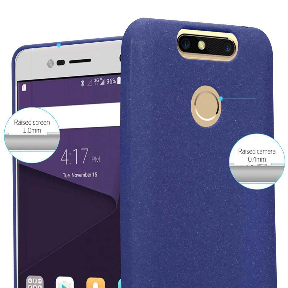 Una cover blu per telefono viene mostrata con un telefono. Lo schermo mostra le 16:17.
