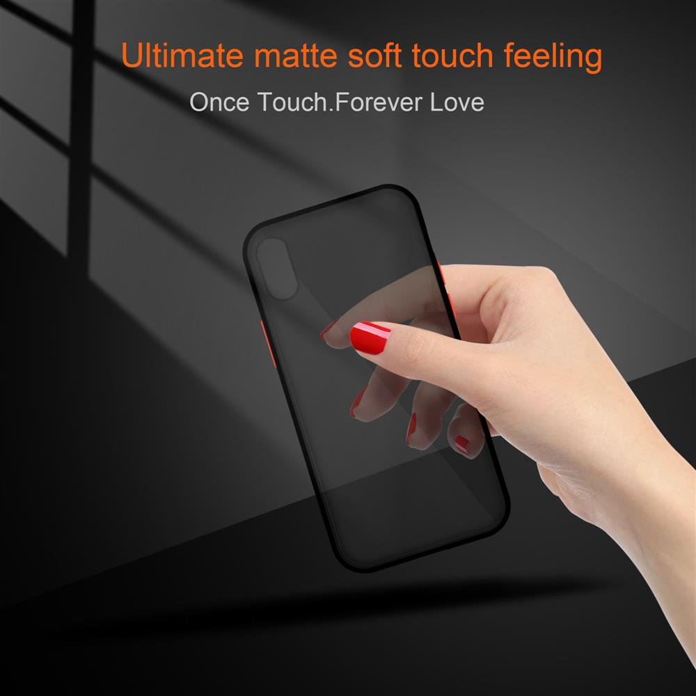 Una mano con unghie rosse tiene una cover nera per telefono su sfondo scuro.