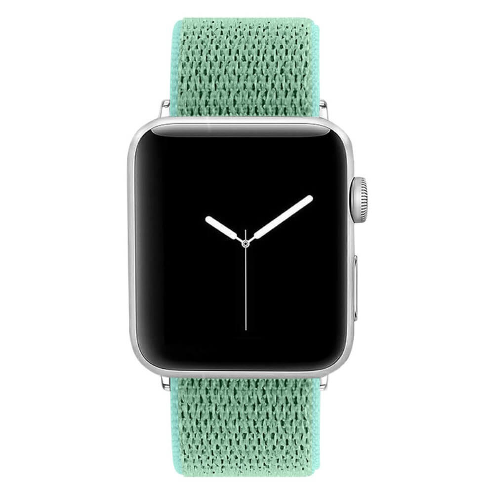 Une montre connectée argentée avec bracelet vert menthe et cadran noir.
