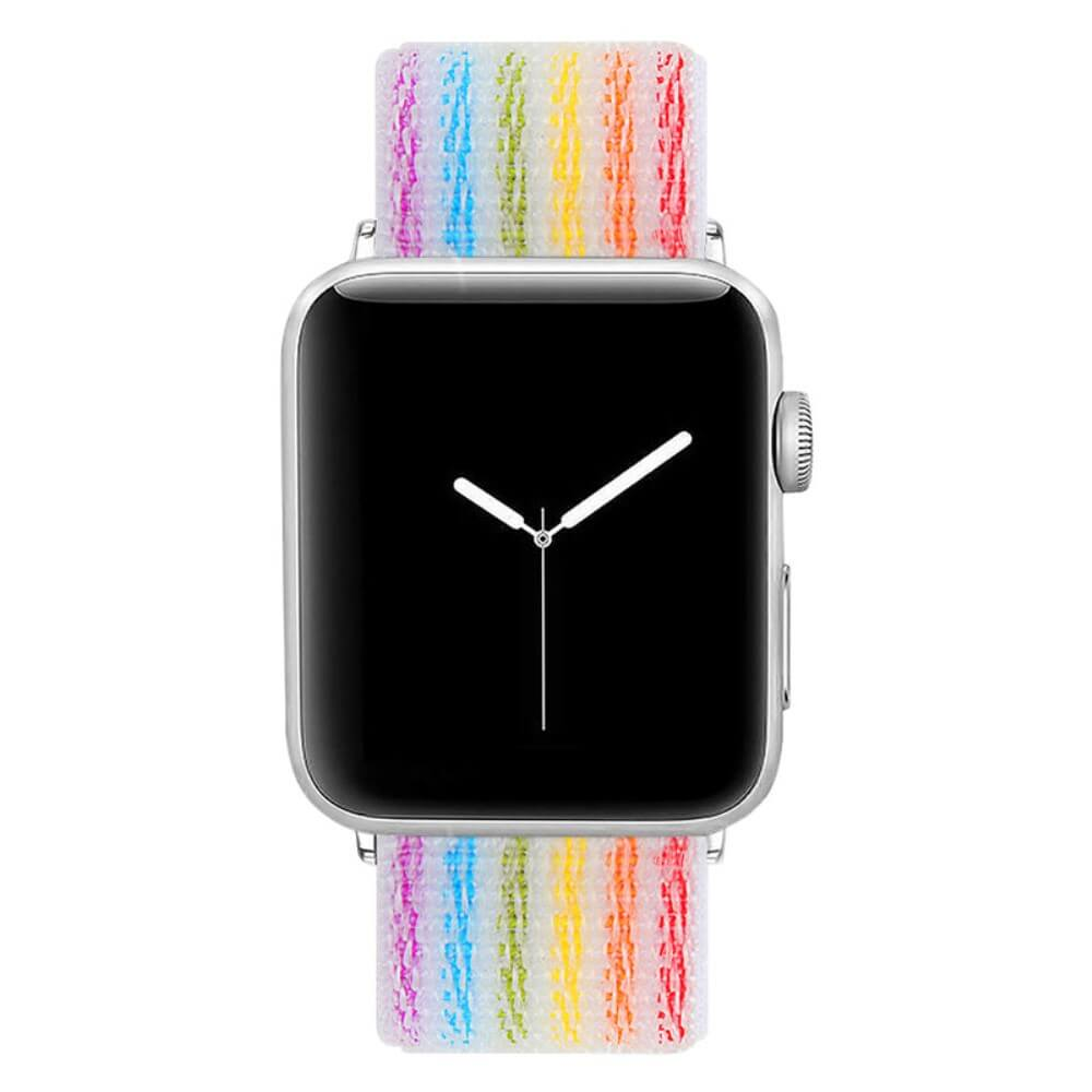 Une montre connectée argentée avec un bracelet à rayures arc-en-ciel.