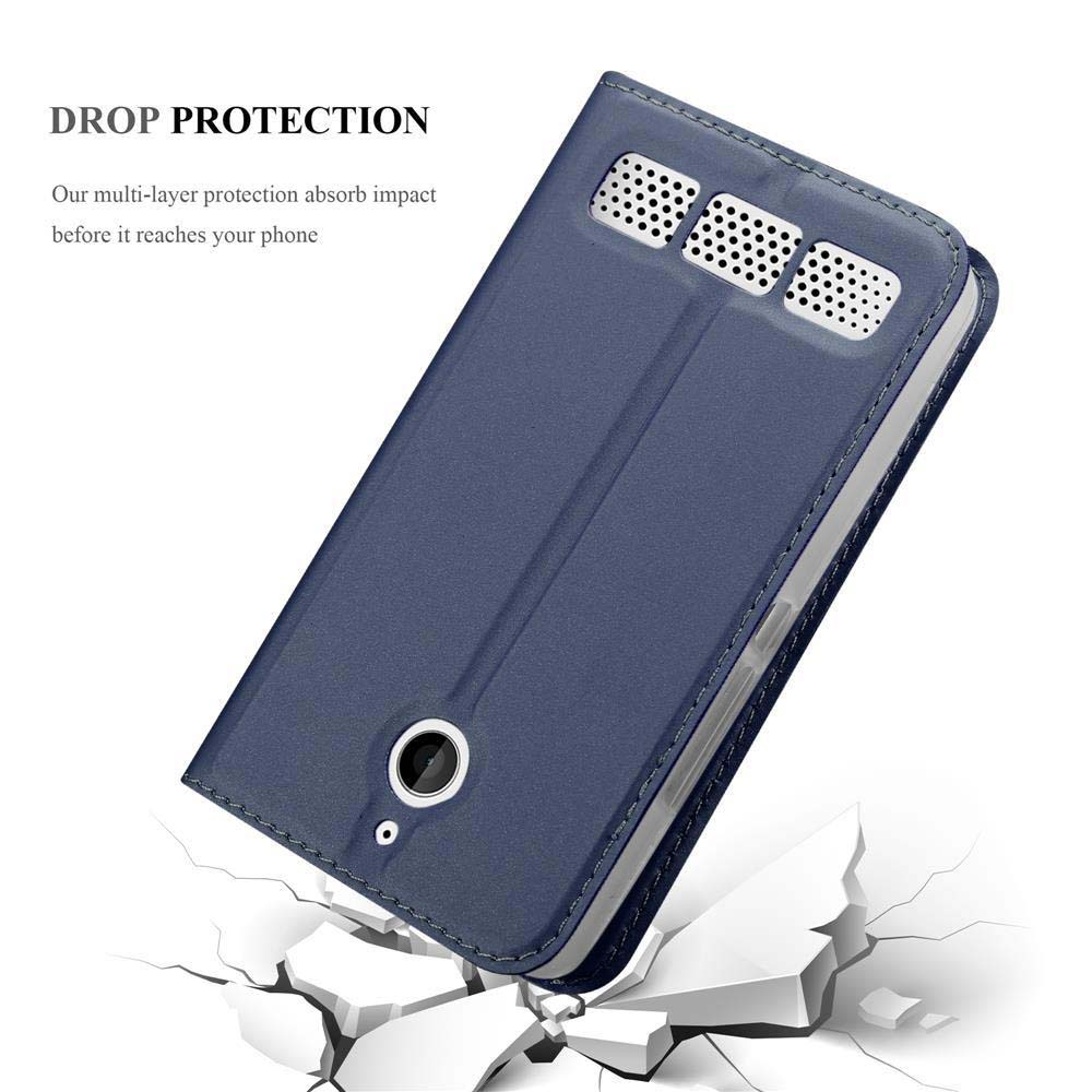 Funda azul oscuro para teléfono con orificio para cámara y rejillas de altavoz.