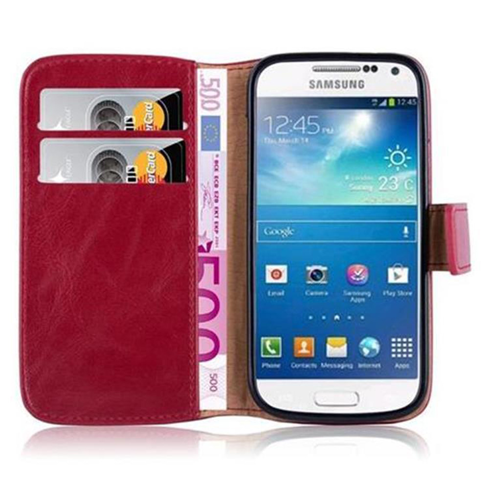Funda de cuero roja con smartphone, dos tarjetas y un billete de 500 euros.