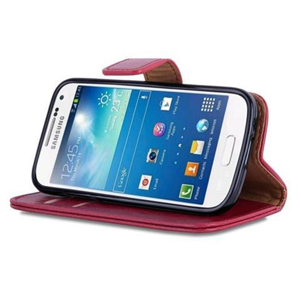 Una funda roja tipo libro se abre mostrando un smartphone con aplicaciones y hora.