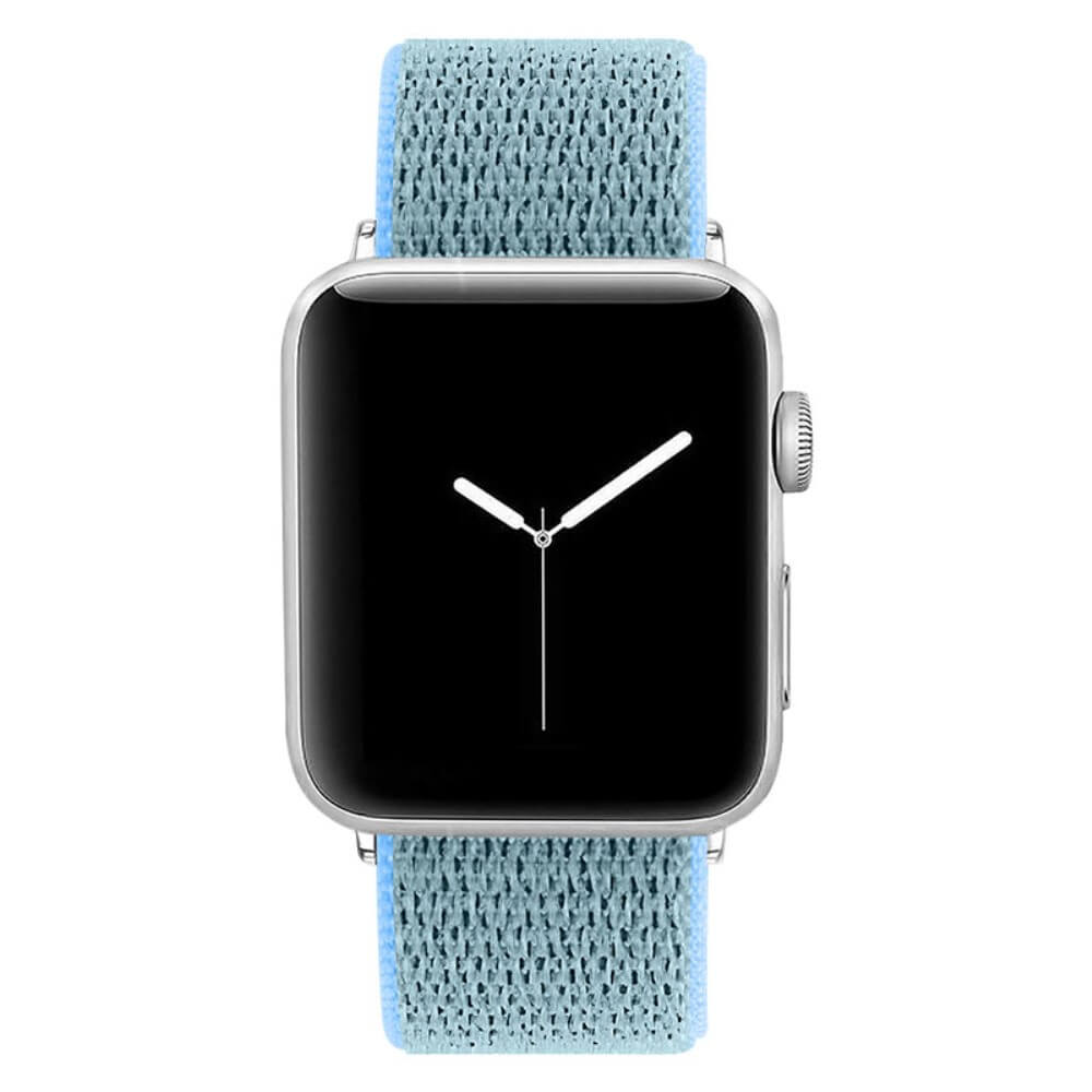 Montre connectée argentée avec bracelet en tissu bleu et écran noir.