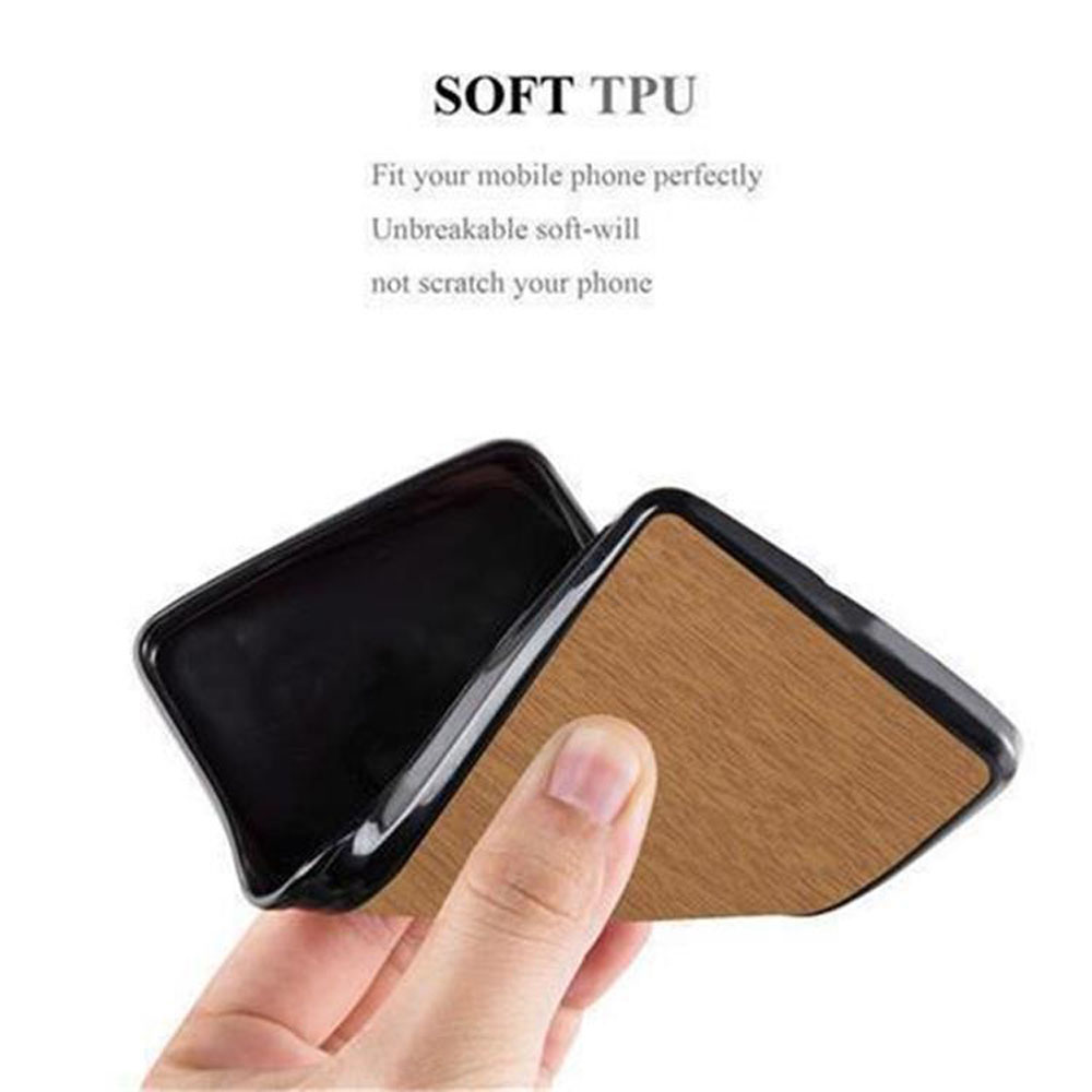 Una mano tiene una custodia per telefono con venature di legno e interno nero.