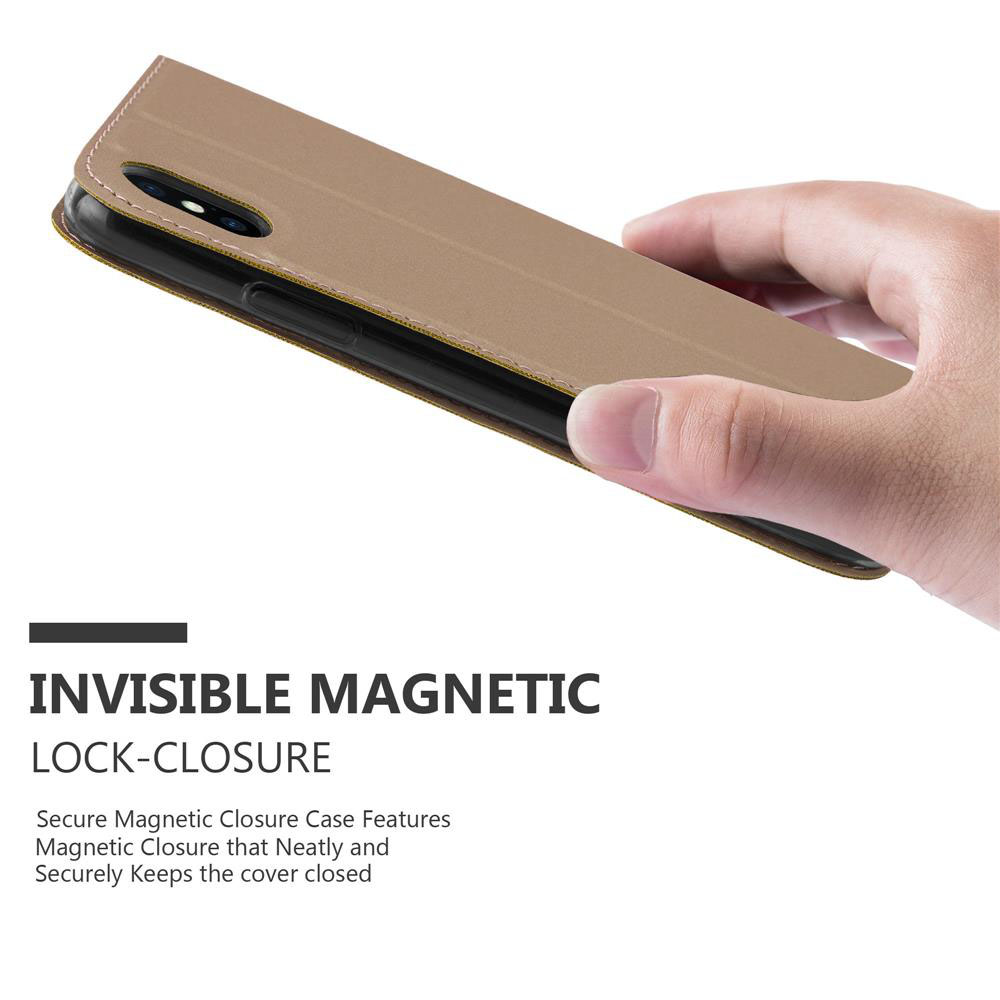 Una mano tiene una custodia a libro color cuoio con chiusura magnetica.