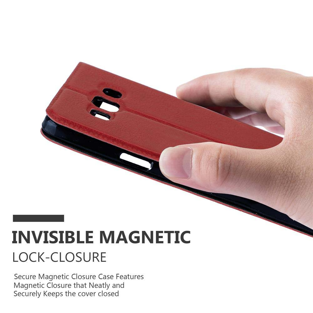 Una mano tiene una custodia per telefono rossa con chiusura magnetica invisibile.