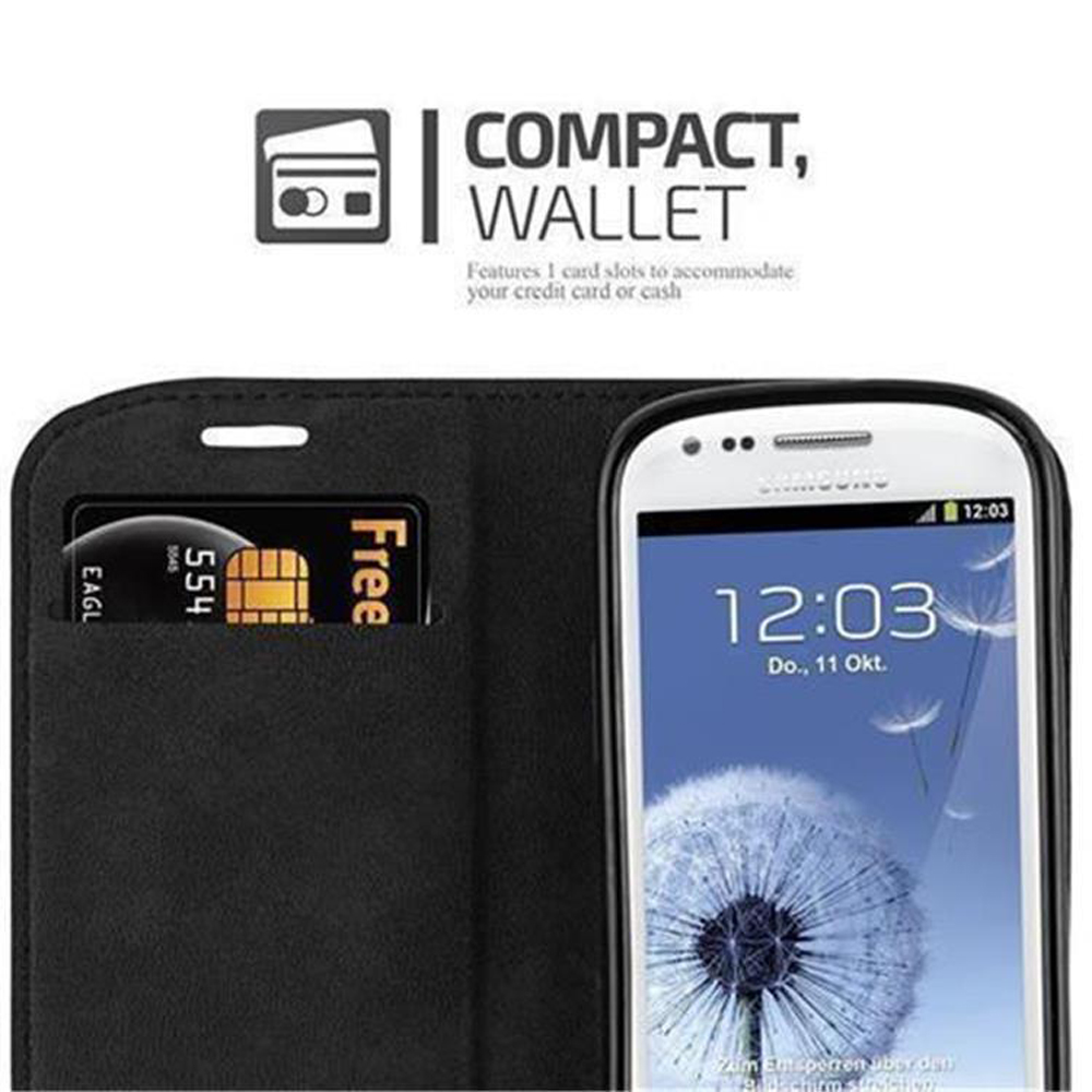 Cartera negra con ranura para tarjeta que sostiene una tarjeta de crédito junto a un smartphone.