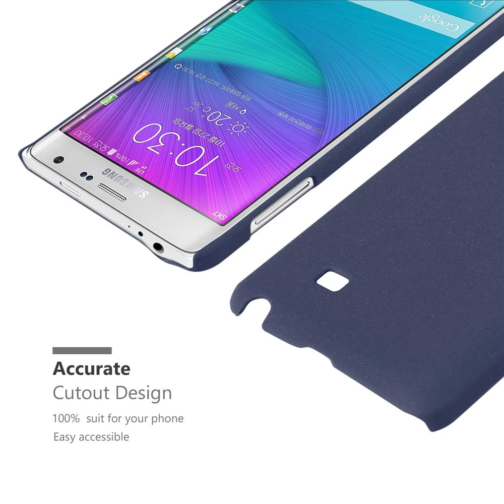 Custodia blu scuro accanto a uno smartphone che mostra il meteo.