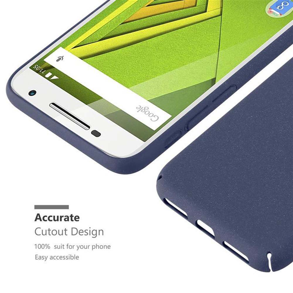 Custodia blu scuro accanto a uno smartphone con la barra di ricerca Google.