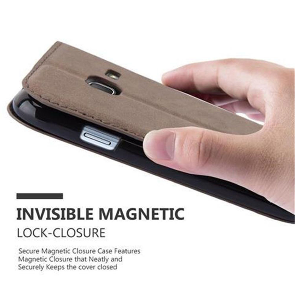 Braune Handyhülle mit magnetischem Verschluss, von Hand gehalten.
