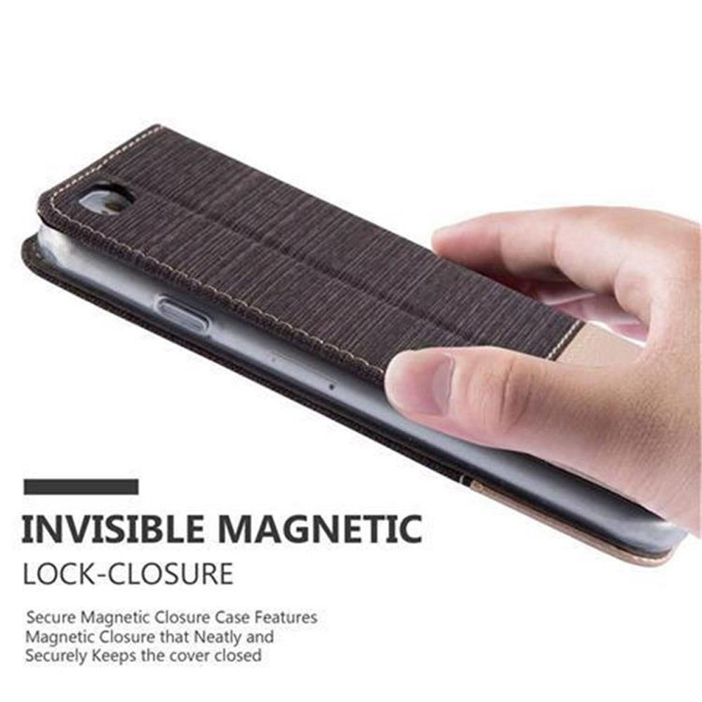 Custodia per telefono con chiusura magnetica marrone tenuta da una mano.