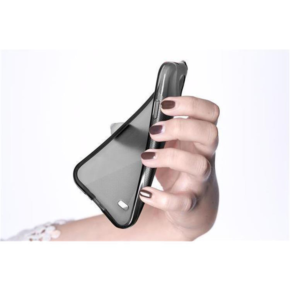 Una mano tiene una cover grigio scuro per telefono su sfondo bianco.