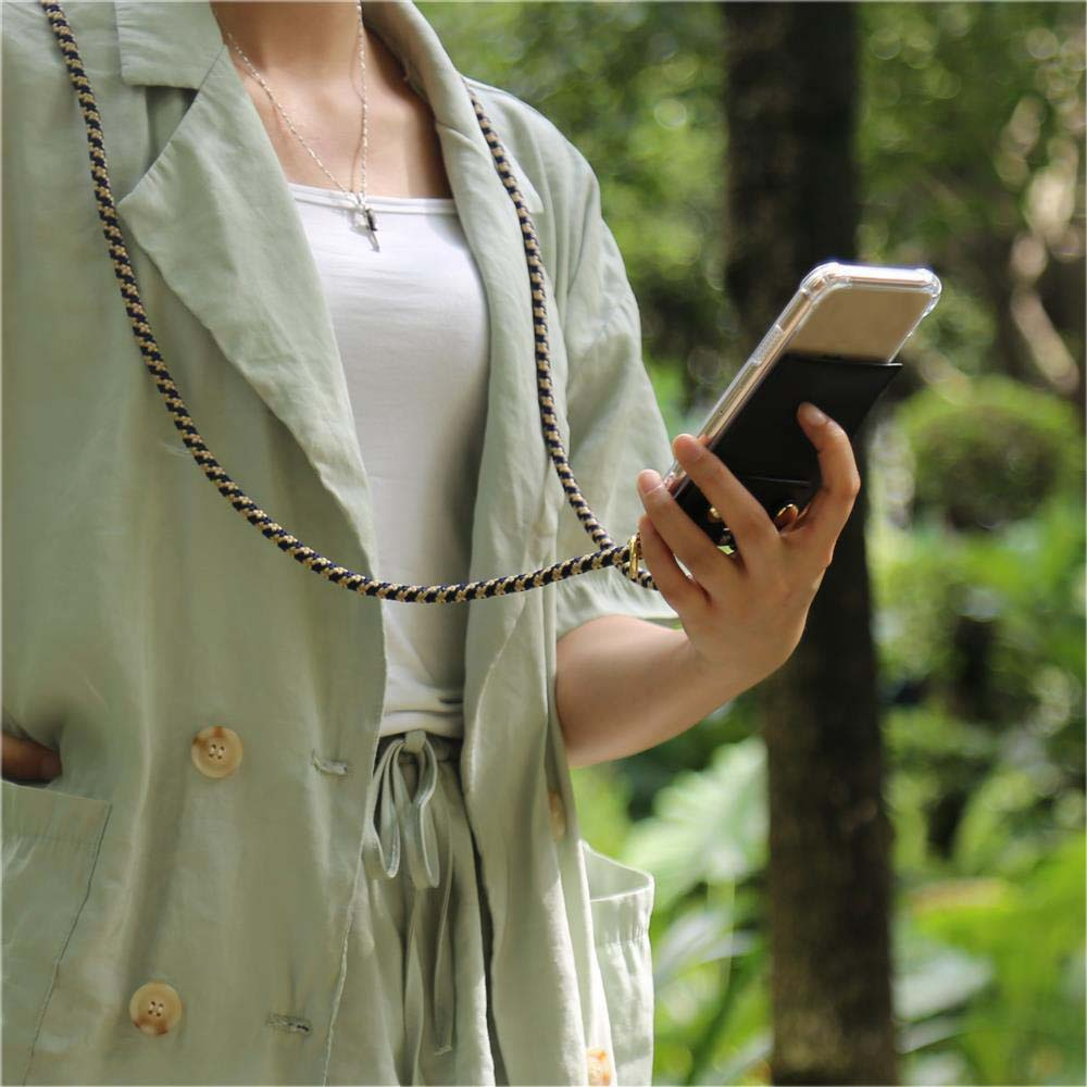 Una persona con cordino tiene uno smartphone con impugnatura all'aperto.