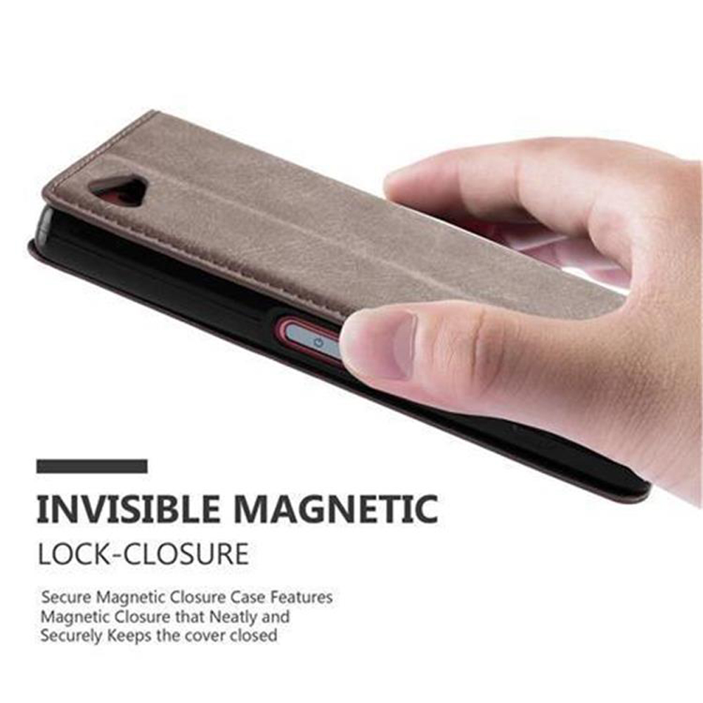 Una mano tiene una custodia per telefono marrone con chiusura magnetica.