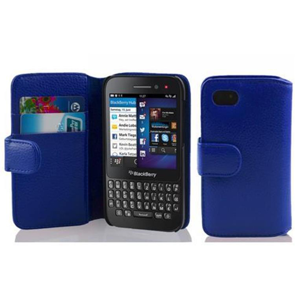 Ein blaues BlackBerry-Etui mit Steckplätzen für Karten und einem geöffneten Telefon.