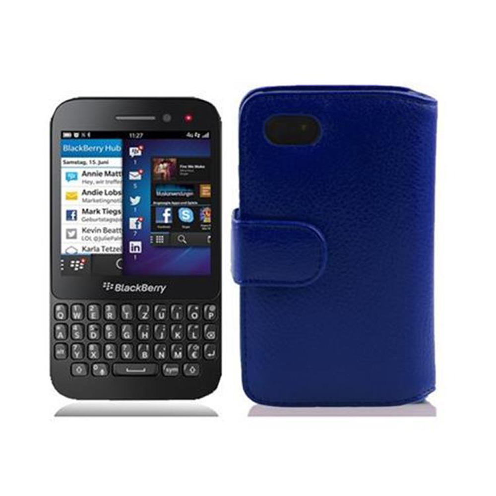 BlackBerry Smartphone mit Tastatur und blauem Lederetui.