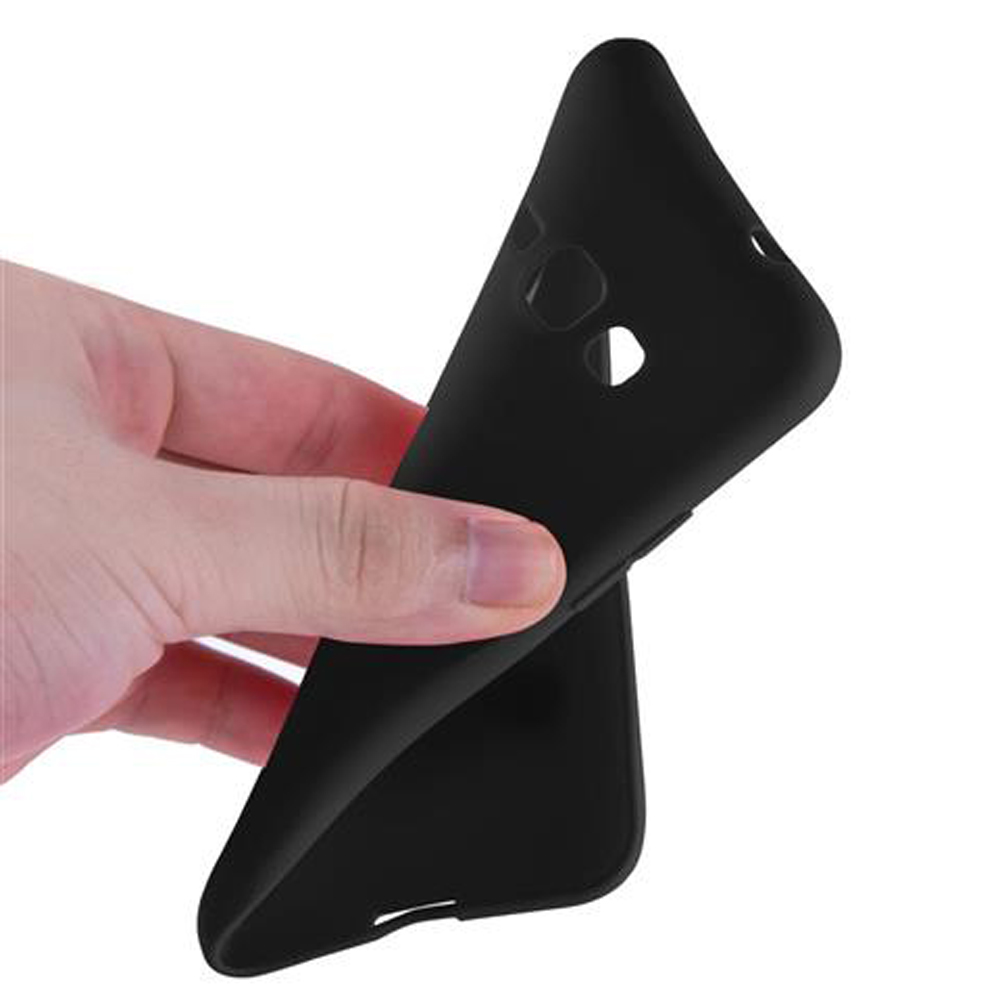 Una mano tiene una cover nera flessibile per telefono. La cover è piegata.