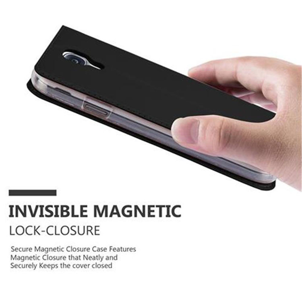 Telefono nero con chiusura magnetica, tenuto in mano.