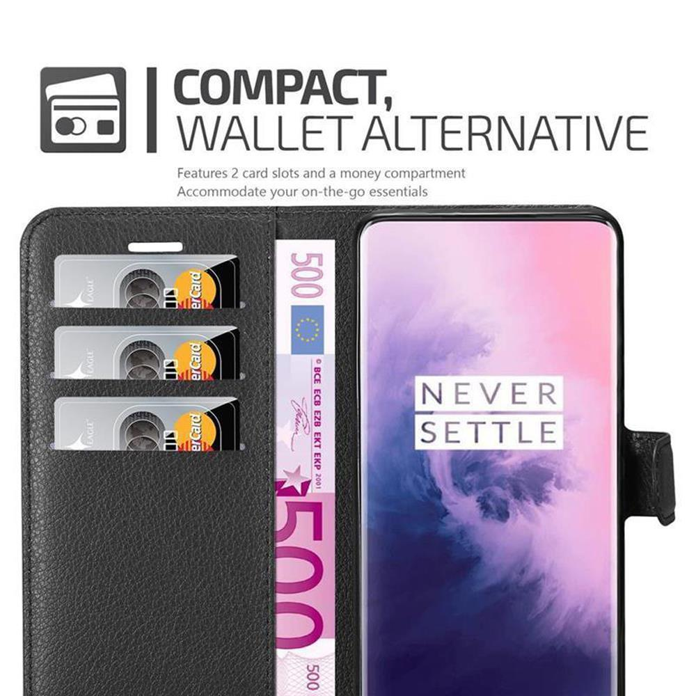 Custodia a portafoglio nera con 3 slot per carte, banconota da 500€ e smartphone.