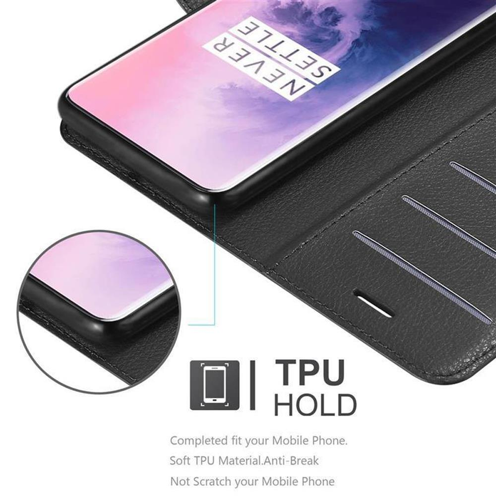 Un telefono in una custodia nera con testo "NEVER SETTLE" sullo schermo.