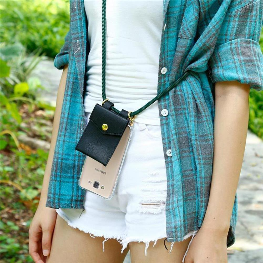Persona con camicia a quadri e pantaloncini bianchi, con custodia per telefono al collo.