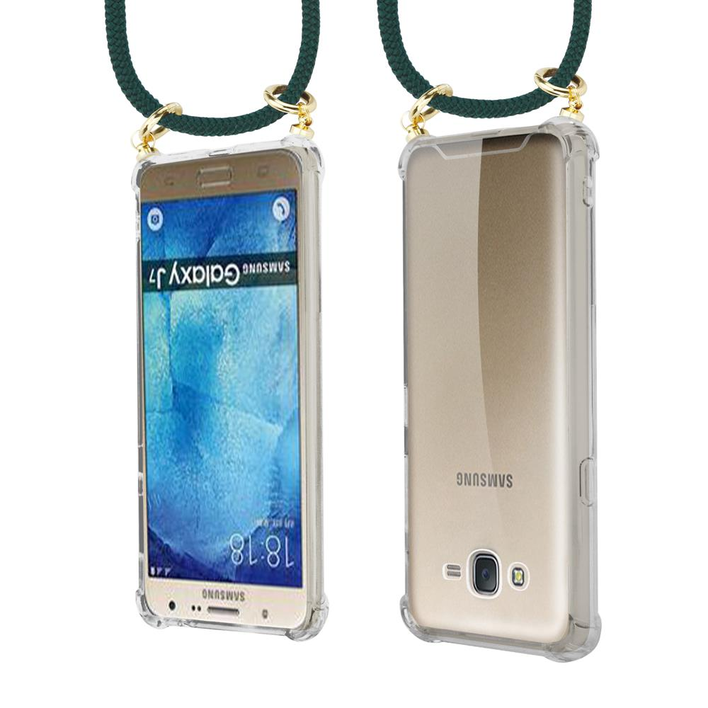 Un Samsung Galaxy J7 in custodia trasparente con laccetto verde.