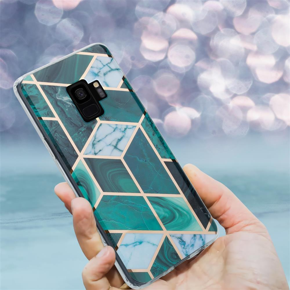 Mano che tiene un telefono con motivo a marmo e linee geometriche.