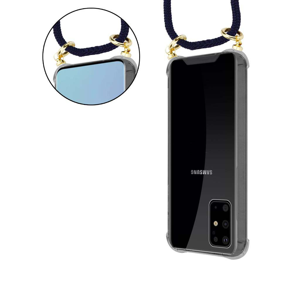 Uno smartphone in custodia trasparente con laccetto blu navy.