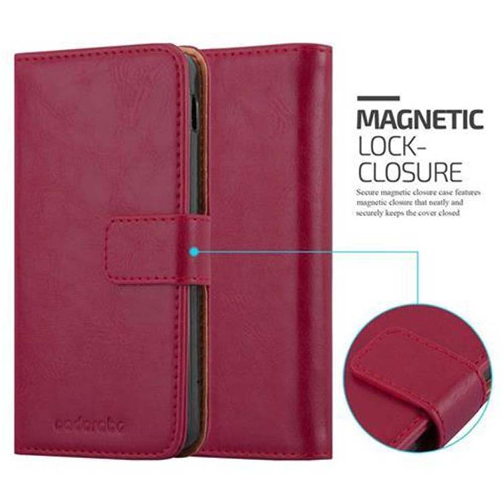 Funda roja tipo libro con cierre magnético y logo.