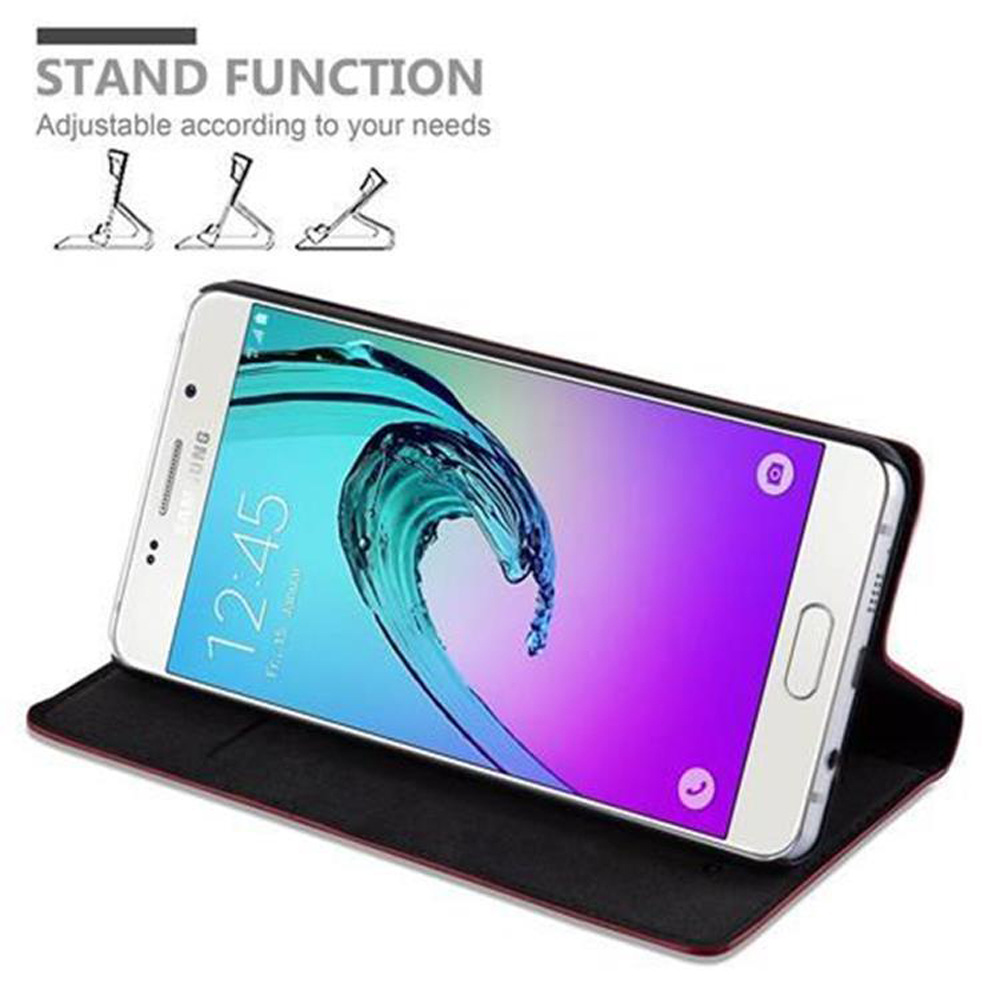 Un smartphone en una funda que funciona como soporte, mostrando tres ángulos ajustables.