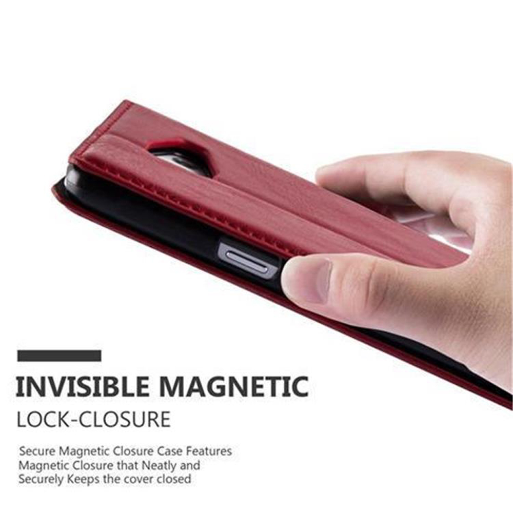 Una mano sostiene una funda de teléfono roja con cierre magnético.