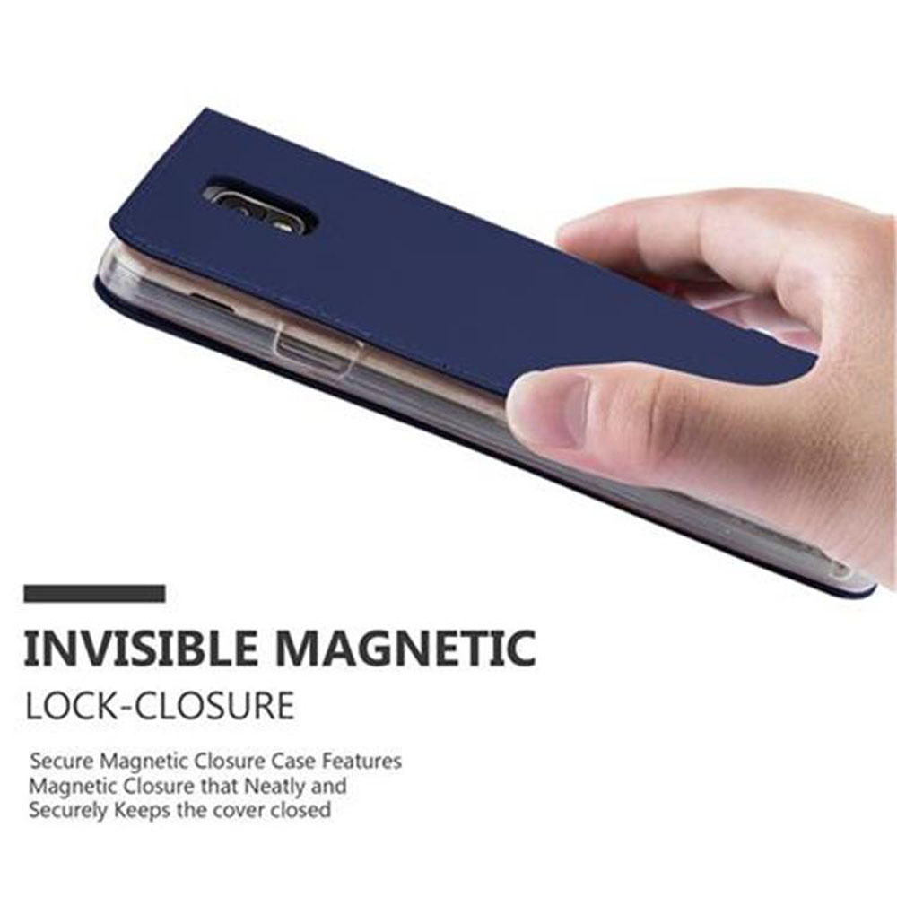 Eine Hand hält eine blaue Handyhülle mit Magnetverschluss über ein Telefon.