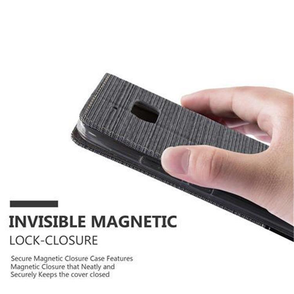 Custodia per telefono grigia con chiusura magnetica, tenuta da una mano.