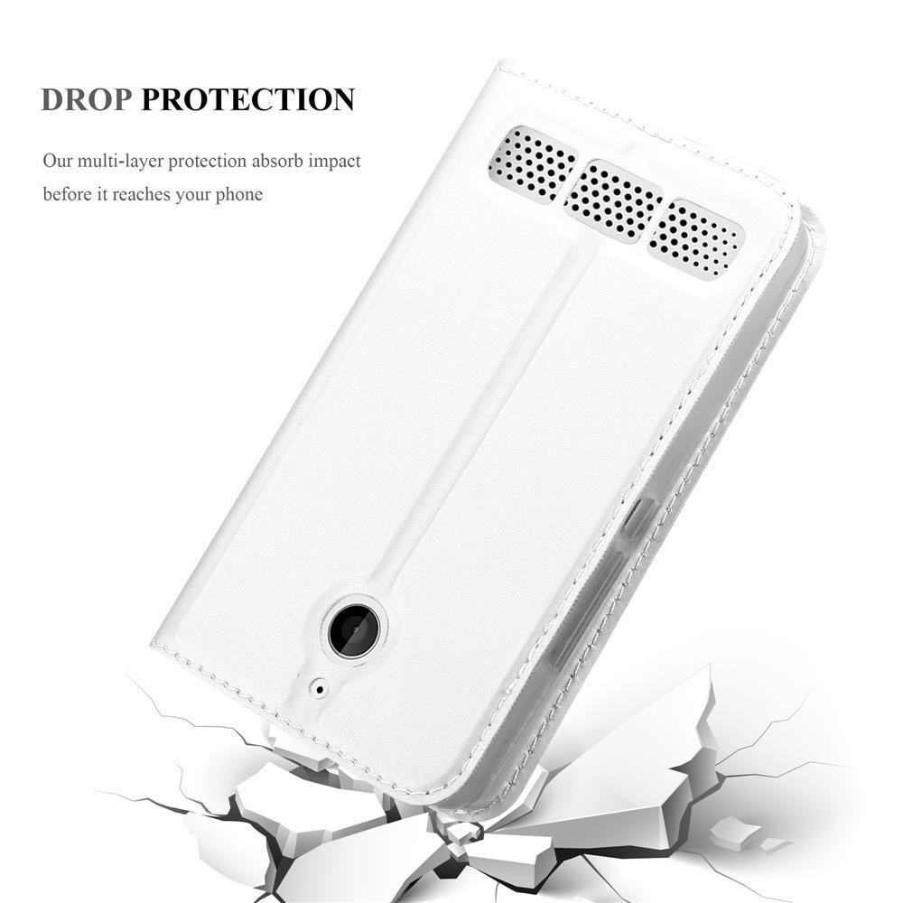 Una funda blanca para teléfono con patrón de agujeros, sobre suelo agrietado.