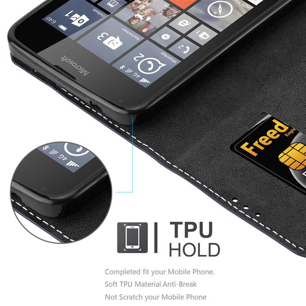 Un telefono nero poggia su una custodia nera. Una carta è inserita nella custodia.