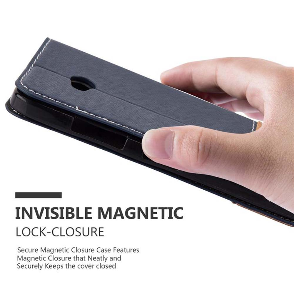 Una mano tiene una custodia per telefono blu scuro con chiusura magnetica.