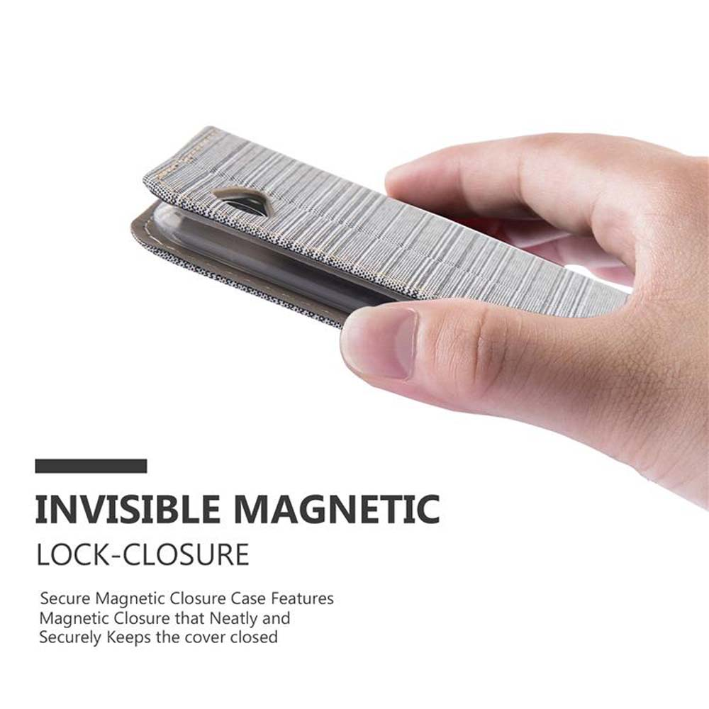 Una mano tiene una custodia per telefono grigia con chiusura magnetica.