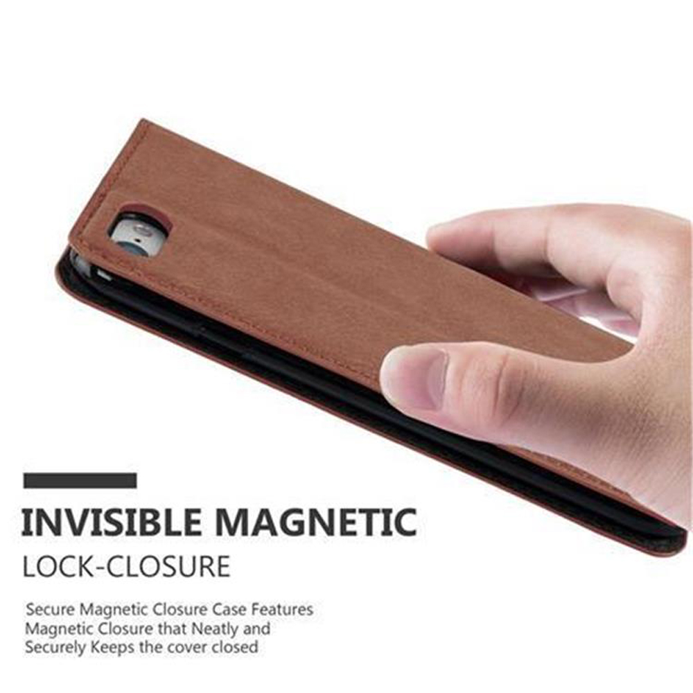 Custodia per telefono marrone con chiusura magnetica, tenuta da una mano.