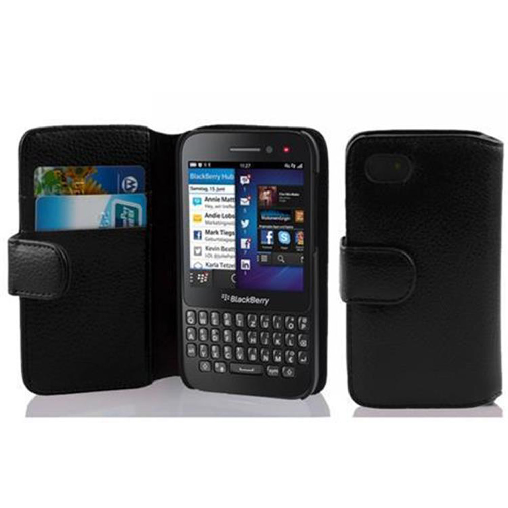 Ein schwarzes BlackBerry-Telefon mit einer Lederhülle, die Karten enthält.