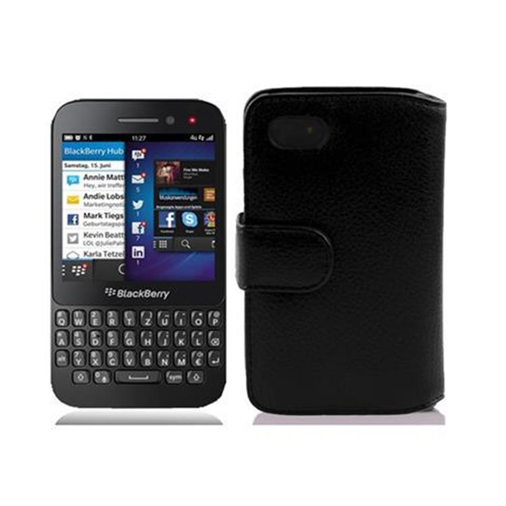 Blackberry Smartphone mit Tastatur und schwarzem Lederetui.
