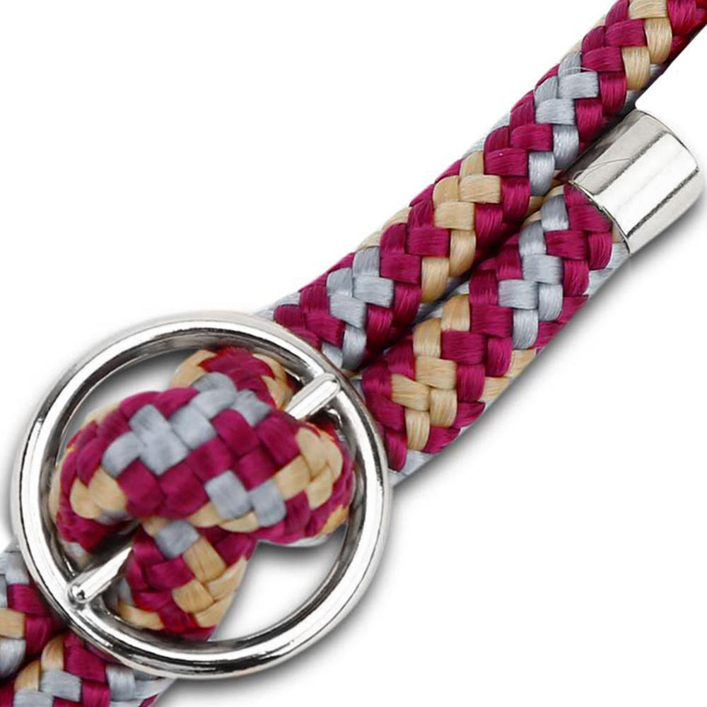 Due corde intrecciate in rosa, grigio chiaro e beige con un anello argentato.