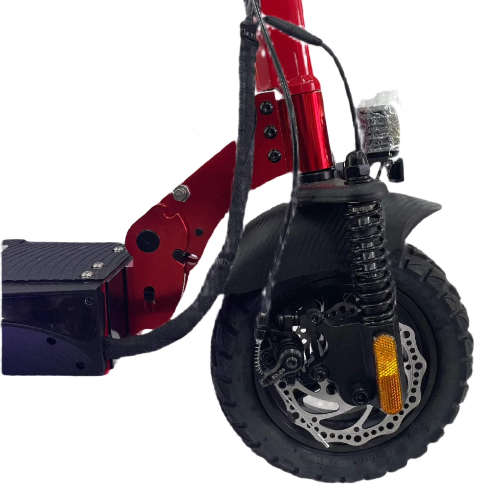 Vista frontal de un patinete eléctrico rojo con ruedas negras y suspensión.