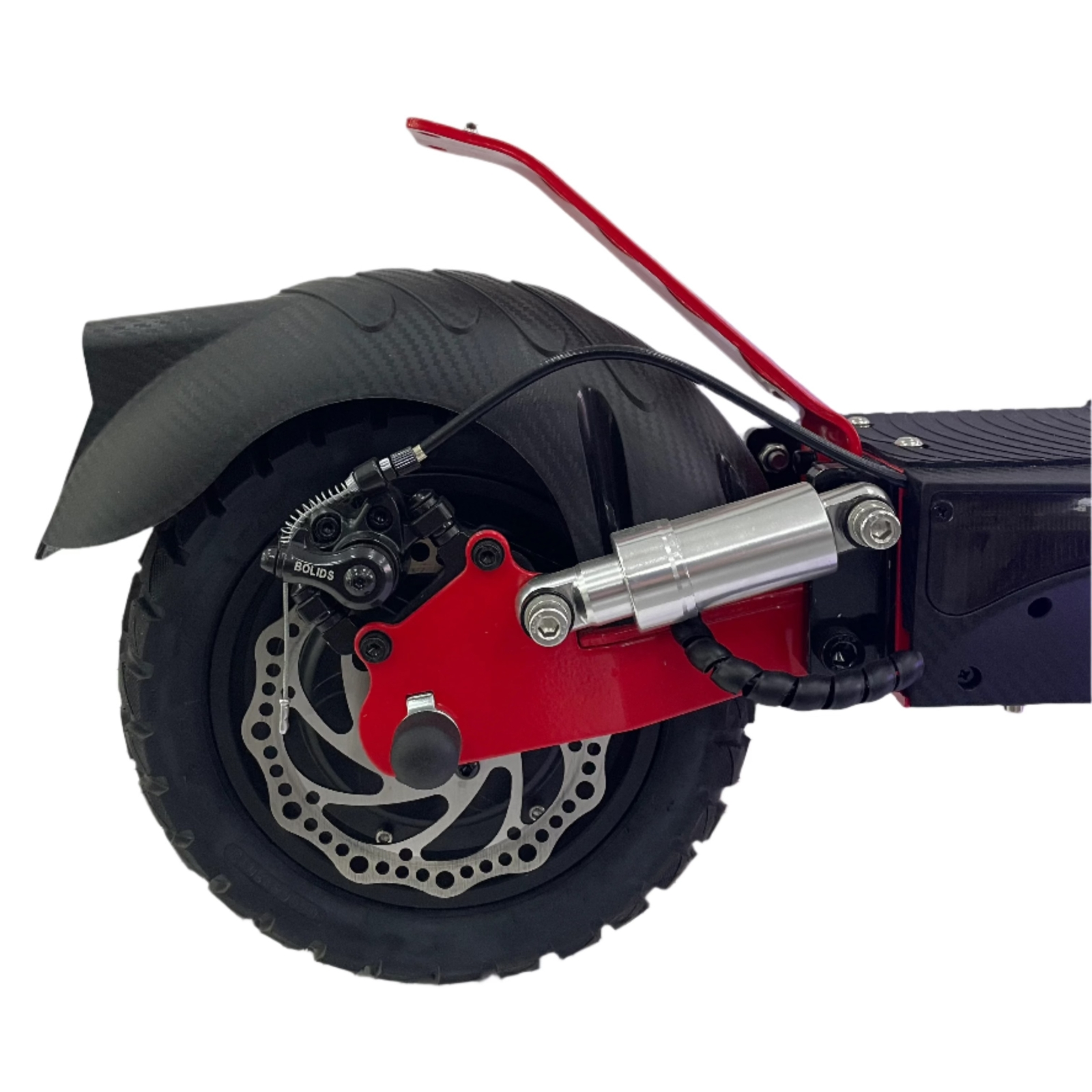 Primer plano de la rueda trasera de un patinete eléctrico con componentes rojos y negros.